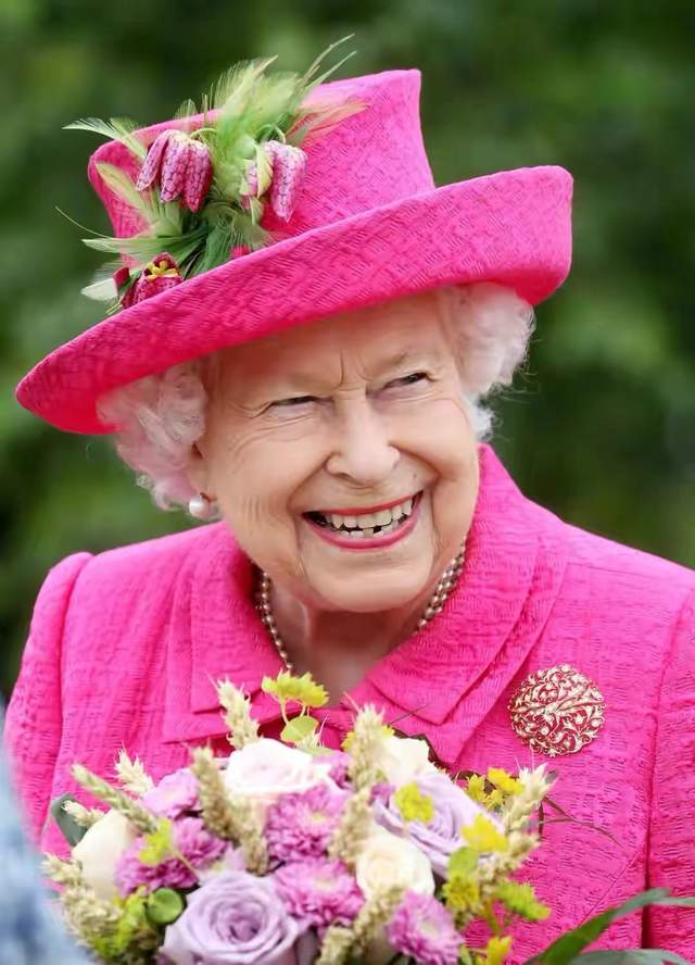 温莎城堡|96岁英女王频繁惊喜亮相！身着亮眼黄明艳动人，彩虹奶奶回来了