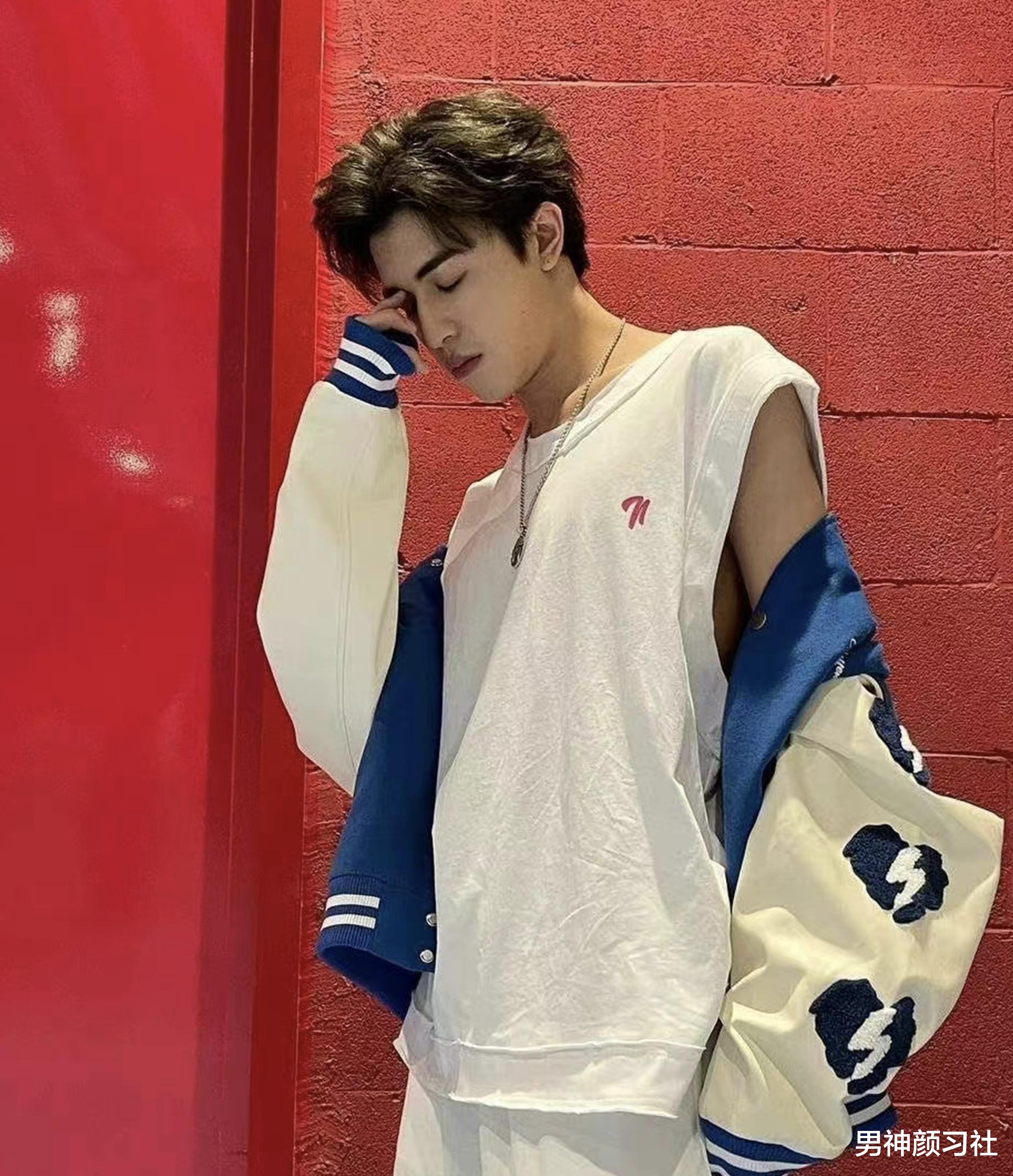 没肌肉就不能穿无袖？除非你穿的是你爸的“白汗衫”