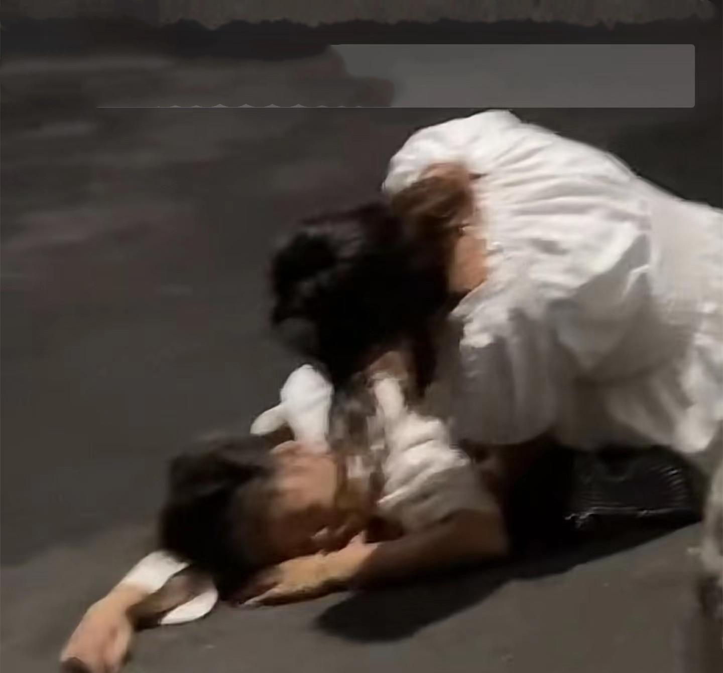 广西一女孩经常喝醉酒，被朋友吐槽就会逞能，每次都喝得躺地上