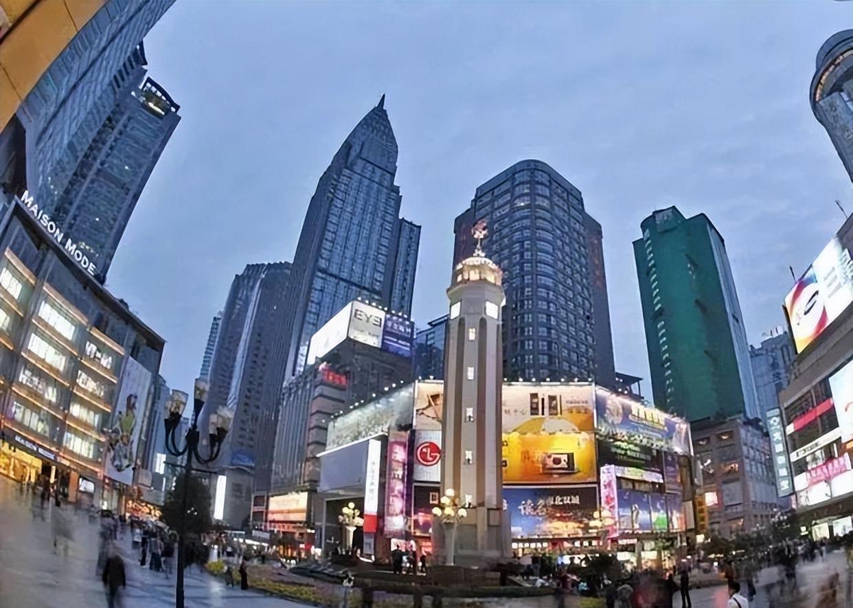 祁连|中国西部第一条商业步行街，街上这么一座地标建筑，游客来必打卡