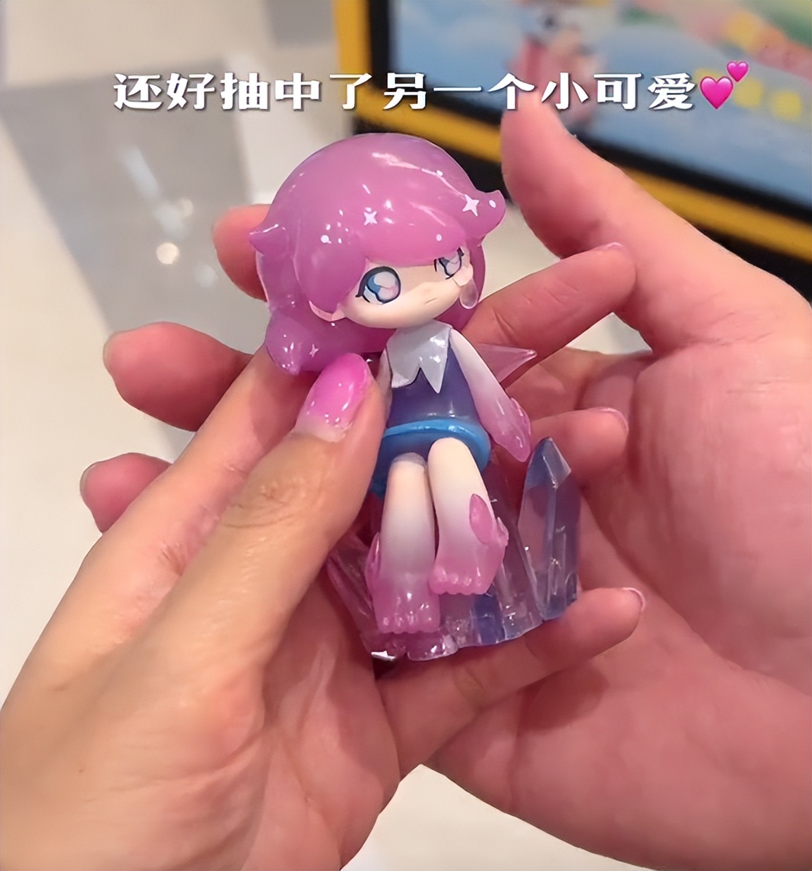 张子萱|张子萱陈赫带娃同游迪士尼！大方捧手秀恩爱，全程打码男方引吐槽