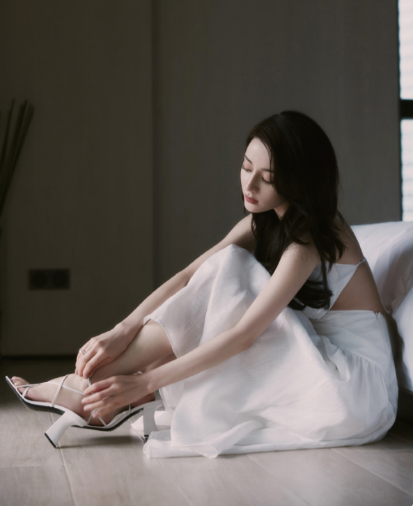 迪丽热巴|迪丽热巴纯白色不规则露背连衣裙造型，长发微卷，妩媚动人