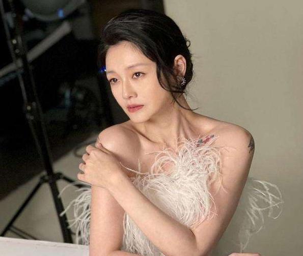 大S|大S邻居发声!称俩孩子很可怜,玥儿深夜被丢雨中,保姆心疼陪伴