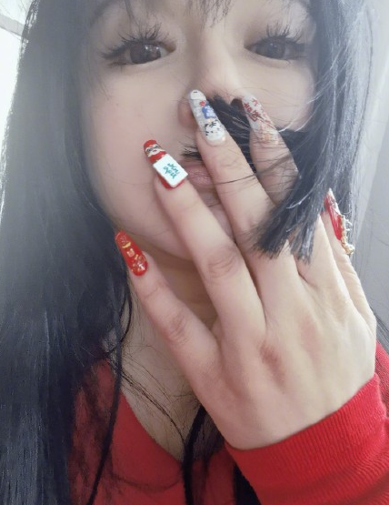 冉莹颖 冉莹颖晒照秀美甲,被“鼻屎”抢镜,网友:手指又黑又粗像老人手