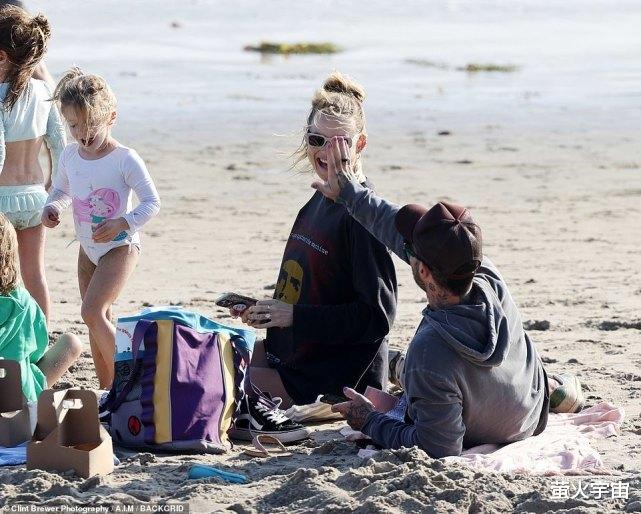 亚当|维密天使小南瓜撩衣秀肚大如箩,躺丈夫身上很甜,亚当轻松被原谅