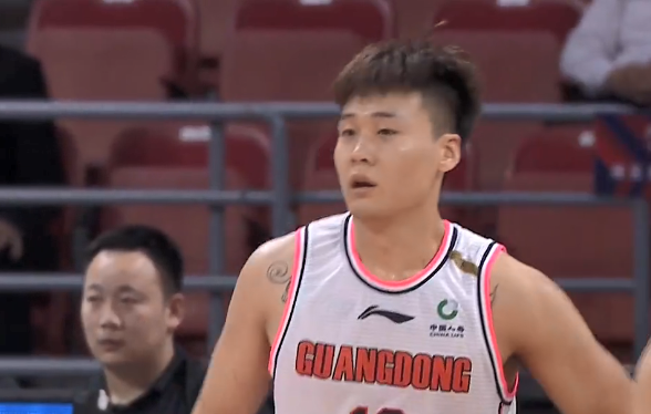 易建联|易建联周鹏被吹违体！阿联被隔扣后补扣又误伤吴前，两队31次犯规