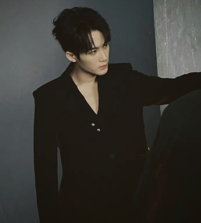 檀健次|檀健次胶片风黑西装造型
