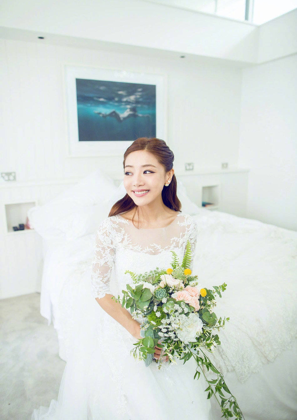 邓家佳|《爱情公寓》小姨妈与男子牵手回家，邓家佳离婚3年后疑有新恋情