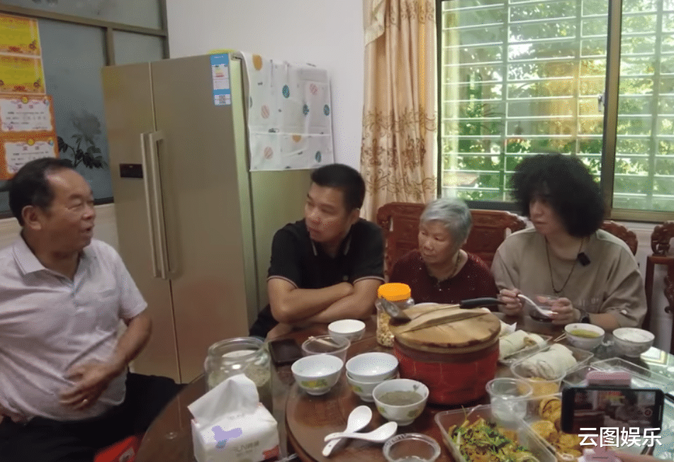 曾比特|港星曾比特回汕尾老家探亲！大口吃家乡美食，亲自做擂茶太开心