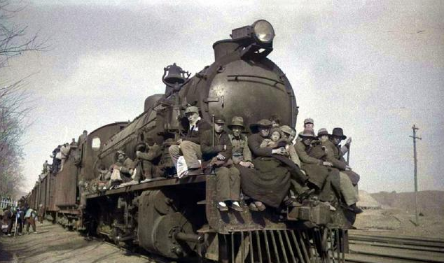 1943年的河南洛阳火车站，饥民逃难的场景让人泪目