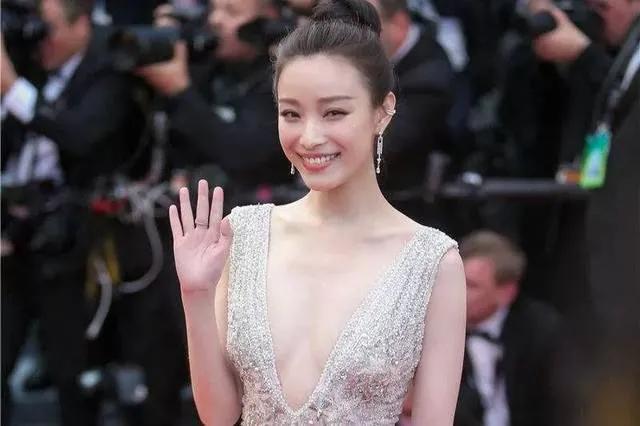 黄圣依 9位花旦离开P图差距就出来了，黄圣依女生男相，刘亦菲险胜