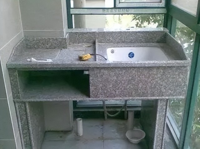 闺蜜家阳台砌洗衣池,一开始我笑丑,直到看完才明白实用!