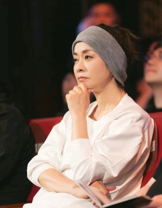 毛阿敏|丈夫离世毛阿敏独自养2娃，260亿资产给外甥继承，其中有何隐情？