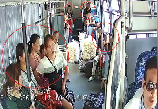 7旬老人只因刷了老年卡,被乘客狠踹下车司机做帮凶,实在太寒心