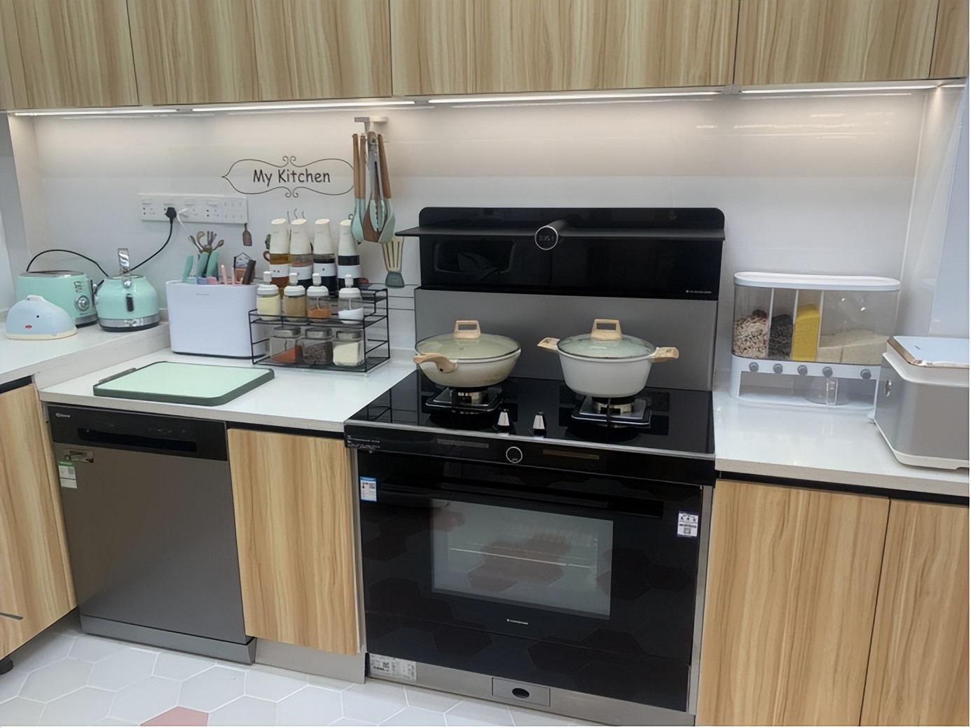 说实话,老年人、不懂智能的人还是用传统烟灶好,别买集成灶