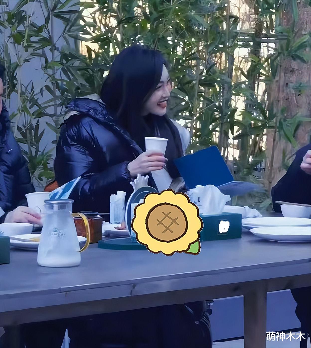 唐嫣|唐嫣复出综艺首秀,穿过万羽绒服现身录制,皮肤紧致饱满状态回春