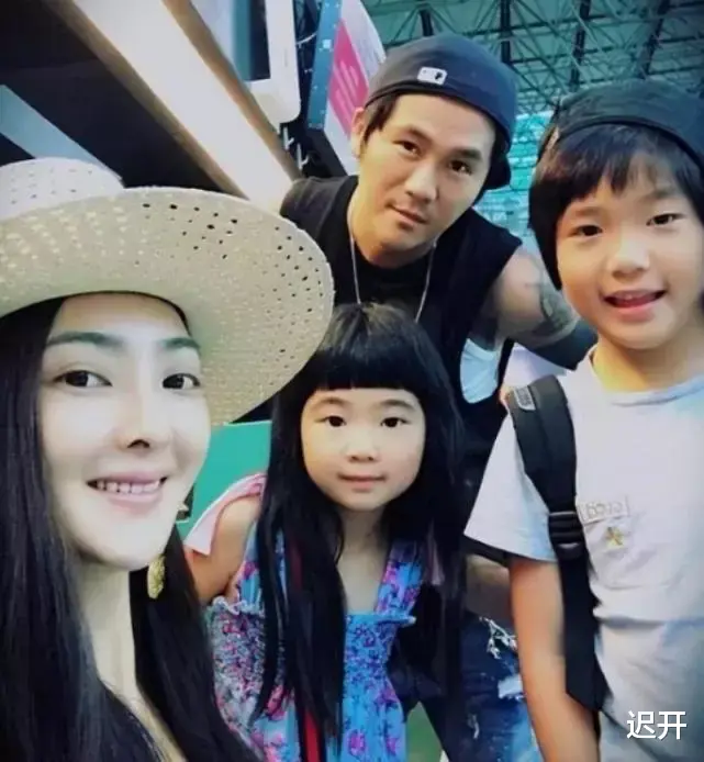 曹格|曹格离婚后首与女儿同框,开豪车接姐姐放学,面露微笑但难掩疲态