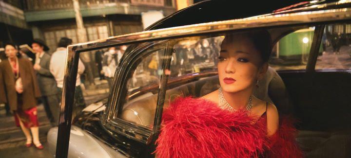 巩俐 巩俐最新造型终于不端着！盖茨比风贵妇好奢靡，剪短发胖出欧美感