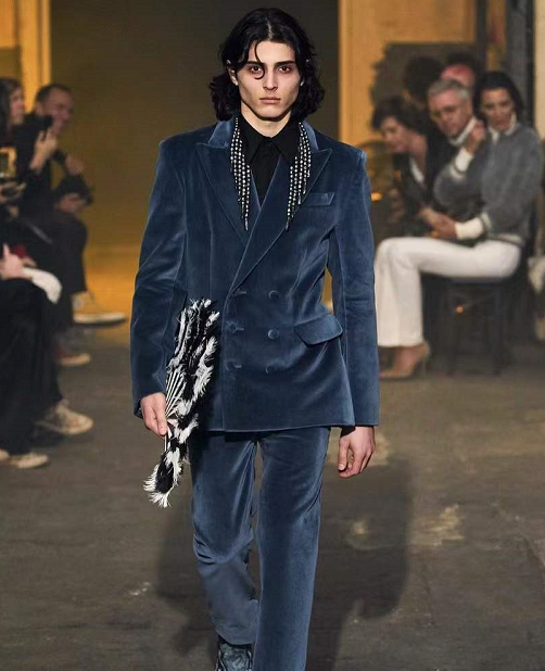 莫妮卡·贝鲁奇|莫妮卡·贝鲁奇17岁女儿时尚大片又纯又欲 和球花共享一张脸