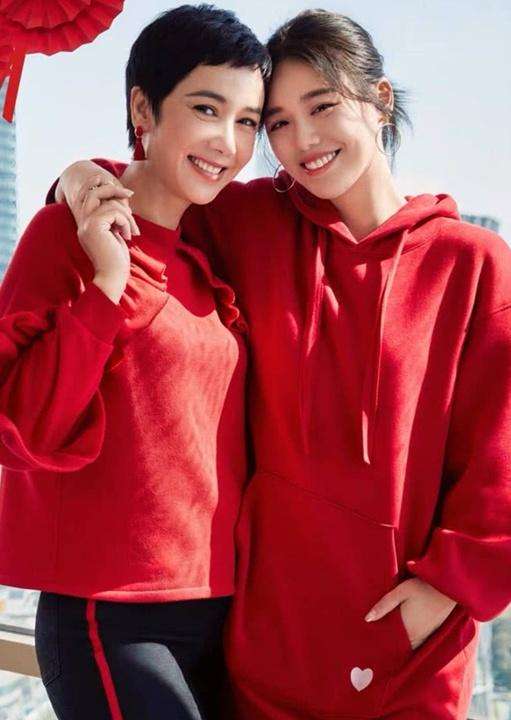 蒋雯丽|马思纯蒋雯丽一起街拍，远看似闺蜜，却是姨娘