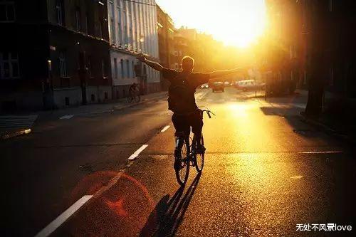 房价|甲有5套房,不上班,收房租;乙有1套房,上班赚工资;丙无房,租房子…