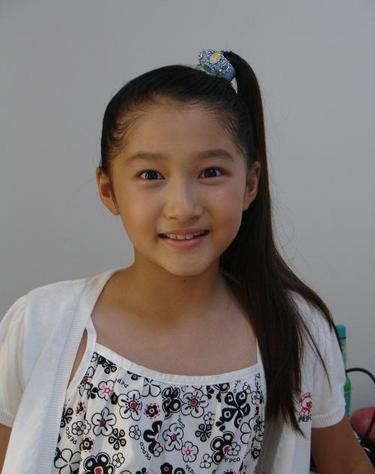 关晓彤|张艺谋当年给关晓彤颁奖,她马上把腿夹紧,双手捂住裙边半屈膝