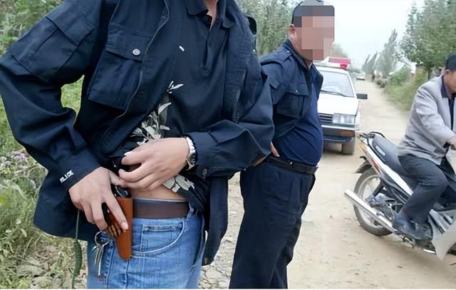警察|《狂飙》中警察差点丢枪后怕得要死!现实中丢枪后果有多严重?