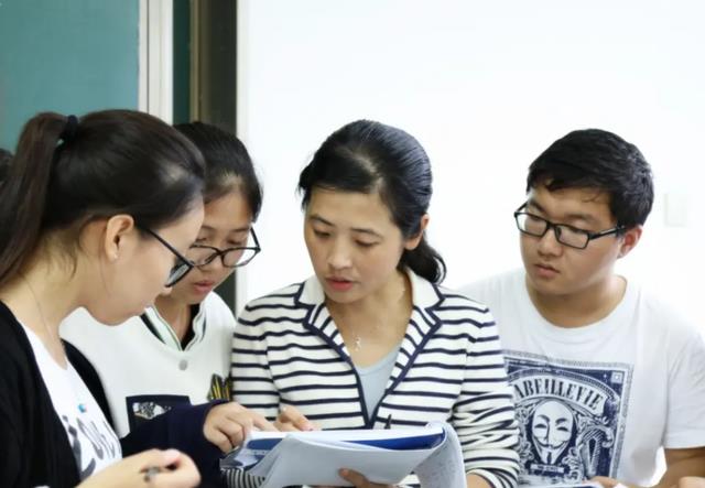 “真作”!新娘回门宴给学生上网课,本是好意却被网友指责