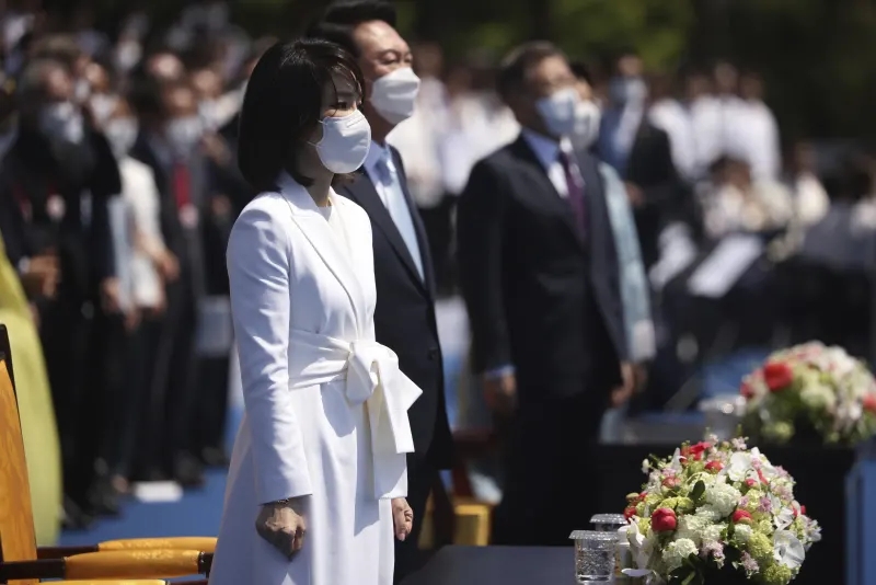 杨幂 70岁朴槿惠也来了！穿紫色木耳边上衣好精致，染了头发变美好多