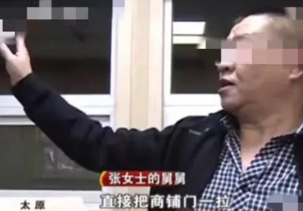 张女士在试穿裤子后因没有买遭嘲讽被店员等人围殴,该店却是另外一种说辞