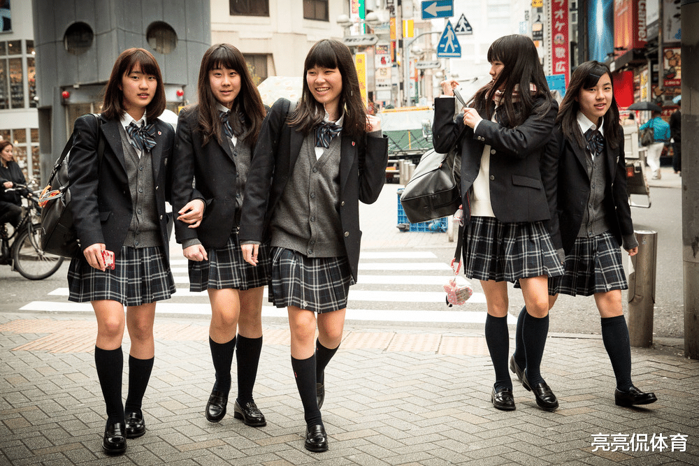 女学生 日本学校禁止女学生扎马尾，理由是“怕男生看了兴奋”