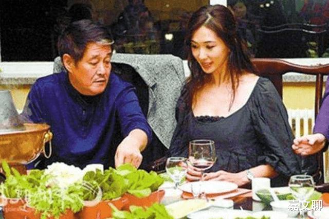 |赵本山巅峰时有多牛？抱着女星都不算啥，最后一张才厉害！