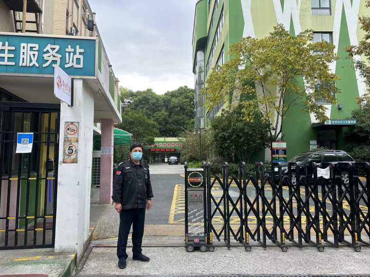 儿子欠下数百万债务,老婆又遭车祸,57岁保安:有生之年能还清的