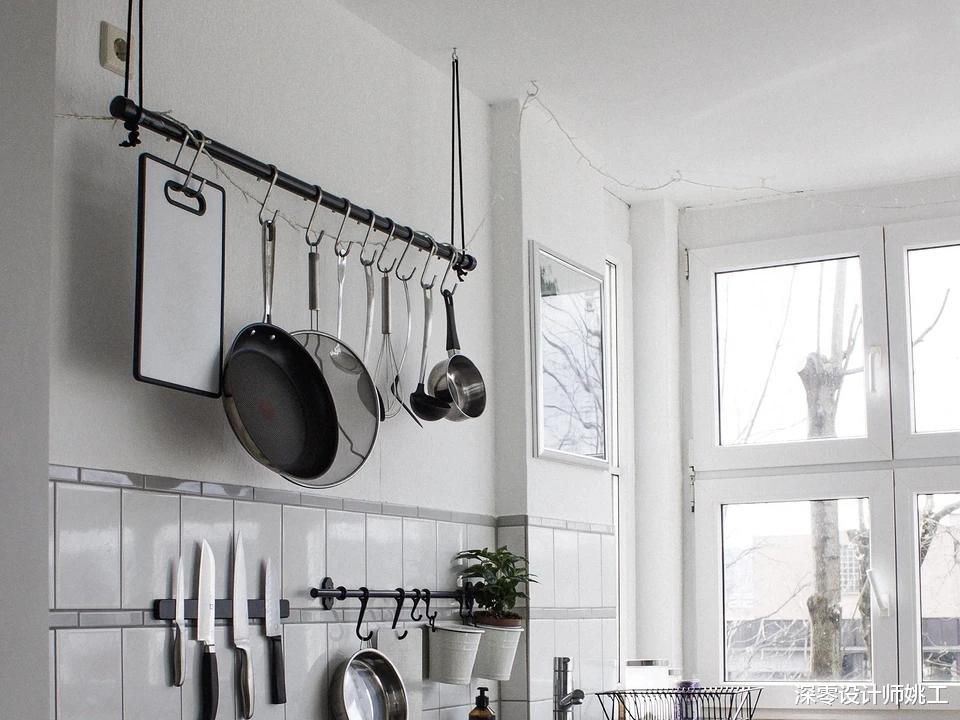 厨房太乱看着压抑?把这5招锅具收纳学回家,榨干每一寸空间