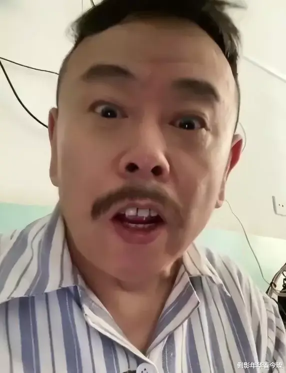 潘长江|潘长江穿病号服胡言乱语表情夸张，状态似痴呆，网友：假酒喝多了