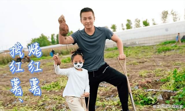 邓超 邓超带娃挖红薯，只看照片认不出是本人，减肥了还是滤镜的锅？