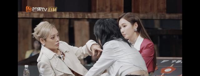 宁静|《浪姐》那英队淘汰七个人了，网友说她是个憨憨，宁静更适合带队