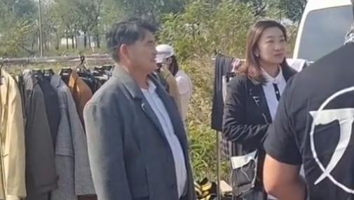 |大衣哥朱之文近况曝光！穿大衣戴墨镜显帅气，脚踩麦地唱歌太低调