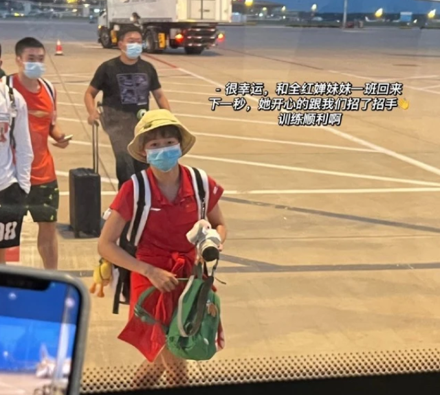 家里庭院重新装修迎接全红婵！门口小路铺上水泥，50万豪车停院内