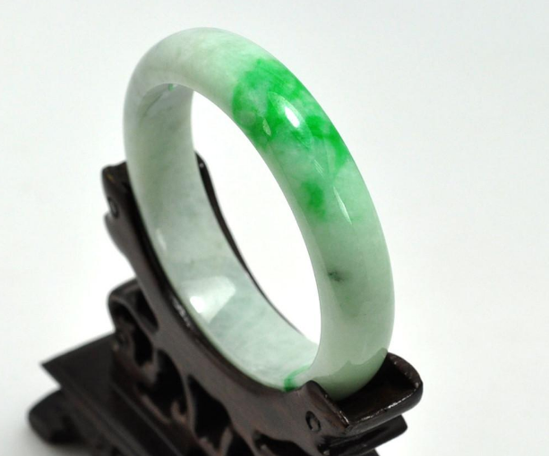 翡翠|翡翠是非常贵重的玉石,佩戴也需要很多讲究,要好好的保养它