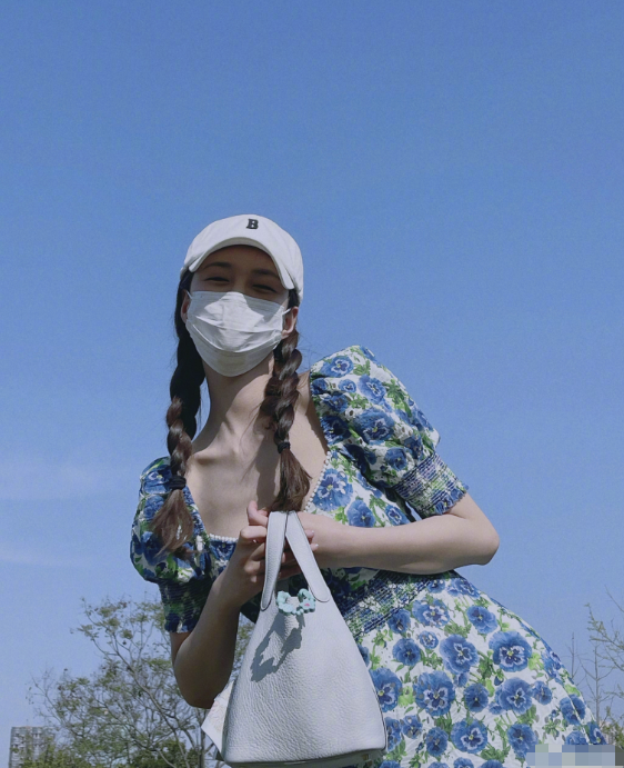 沈梦辰|沈梦辰婚后变化大,读书写字忙,嬉戏山水间,皮肤白皙似脱胎换骨