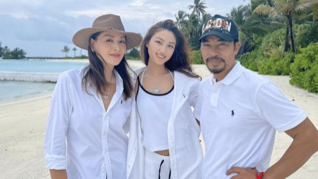 任达华|任达华与妻子女儿旅游照曝光，一家三口其乐融融，简直羡煞旁人