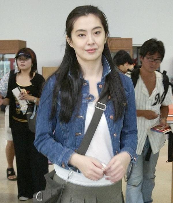 李晨|王祖贤素颜相曝光形象崩塌?脸部略显浮肿、僵硬,网友直言认不出