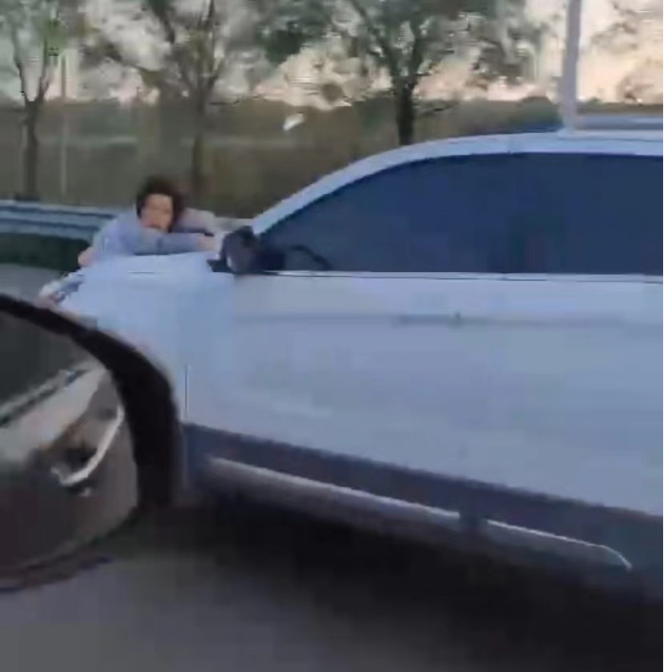 传禹州烟草局一缉私队员被人驾车冲撞拖行后离世 当地回应肇事者已落网
