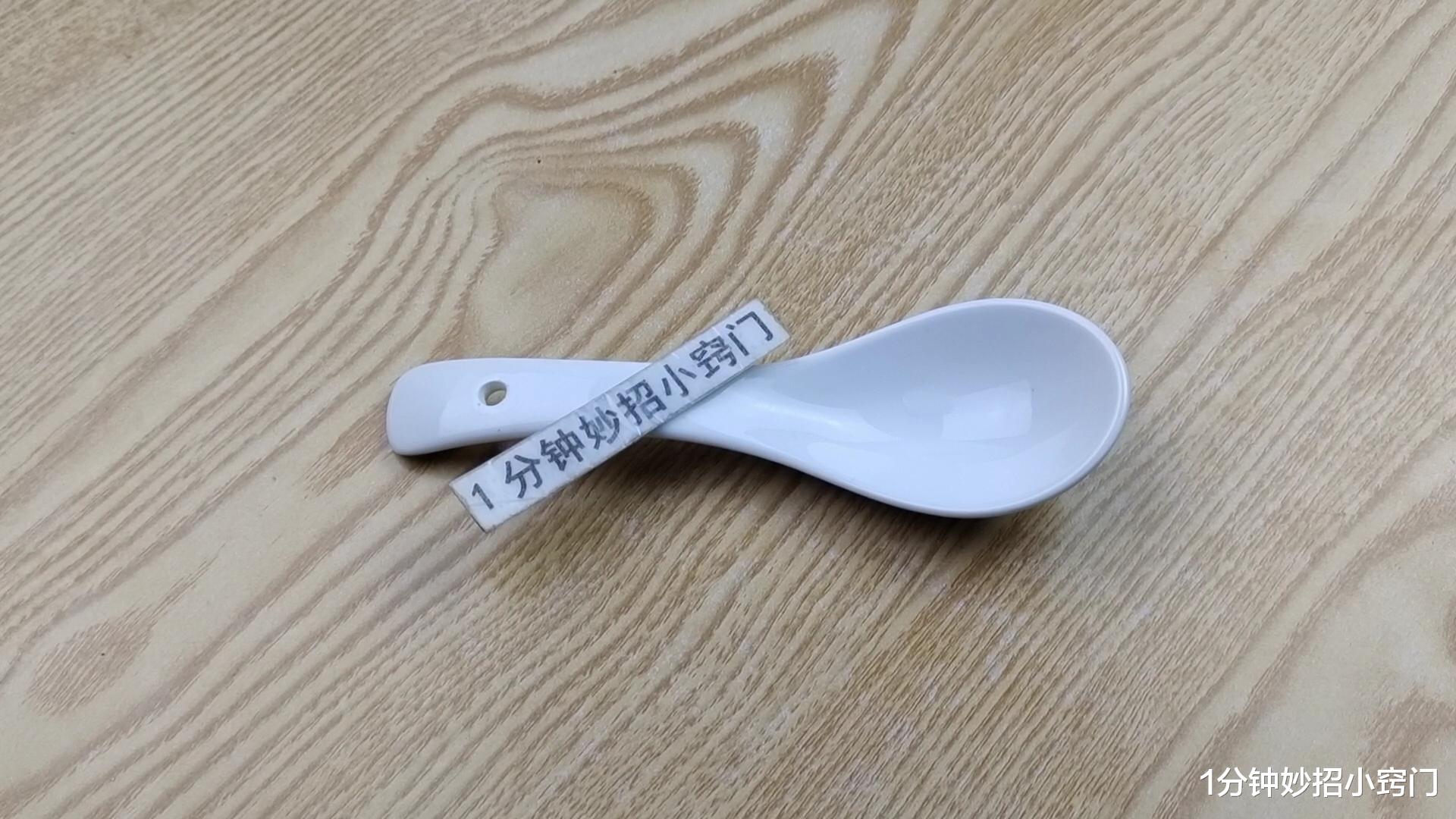 收纳|为啥陶瓷勺子上会有一个小孔，它到底有什么用？很多人都想错了