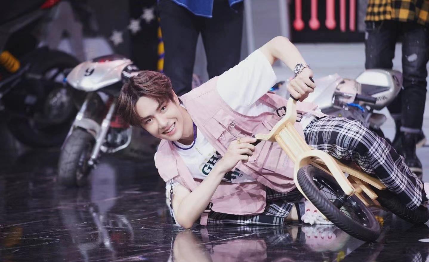 王一博|王一博《热烈》最新骑车路透,呆呆的骑自行车可爱到爆炸