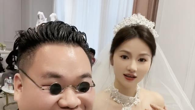 |千万粉网红“冷少”与未婚妻拍婚纱，两人浪漫亲吻，蒋胖胖送祝福