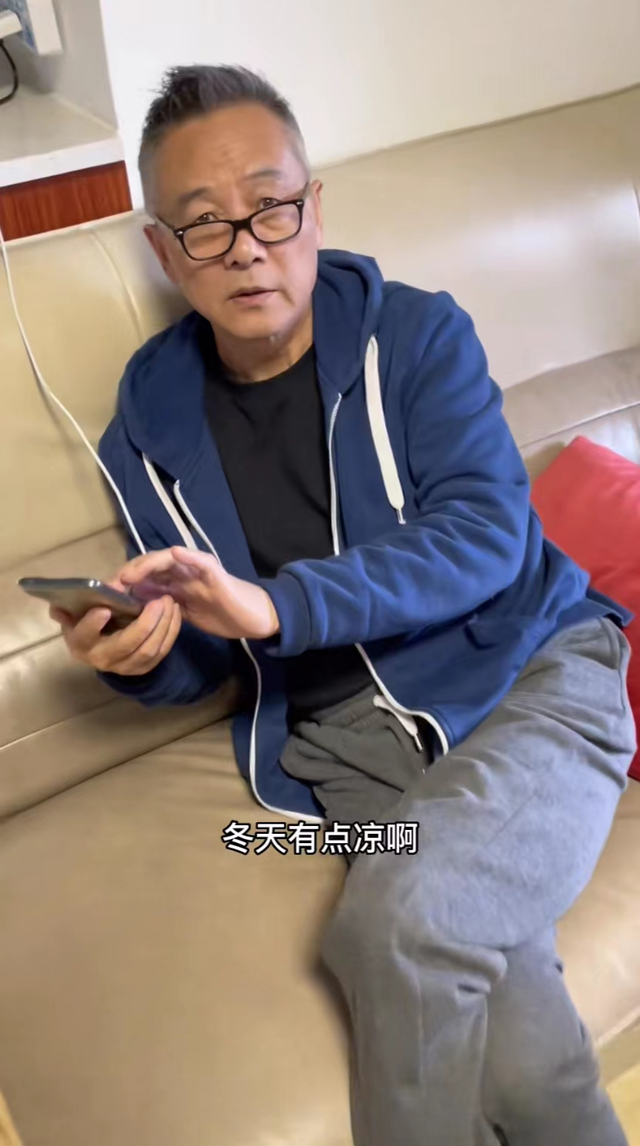 电影|张咪前夫罕见露面!再婚妻子慈眉善目获赞,女儿贴心照料两老起居