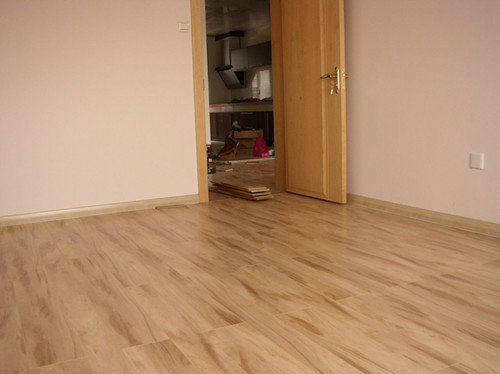 朋友家在瓷砖上直接铺贴木地板,效果看着还可以,但真的好吗?