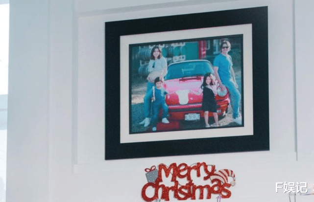钟嘉欣|钟嘉欣圣诞节首晒一家五口温馨全家福 抱着小女儿秀好身材